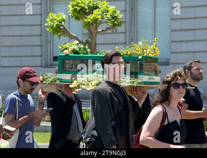 San Francisco, CA - 3 juin 2023 : manifestants marchant dans un enterrement pour les transports en commun défilant vers l'hôtel de ville. Banque D'Images