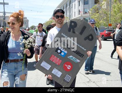 San Francisco, CA - 3 juin 2023 : manifestants marchant dans un enterrement pour les transports en commun défilant vers l'hôtel de ville. Banque D'Images