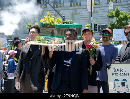 San Francisco, CA - 3 juin 2023 : manifestants marchant dans un enterrement pour les transports en commun défilant vers l'hôtel de ville. Banque D'Images