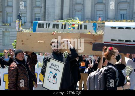 San Francisco, CA - 3 juin 2023 : manifestants marchant dans un enterrement pour les transports en commun défilant vers l'hôtel de ville. Banque D'Images