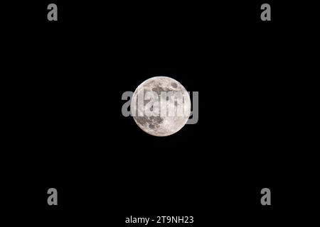 Gros plan de la lune dans un ciel dégagé Banque D'Images