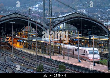 La gare principale de Hagen, halles de gare, voies ferrées, plates-formes, train ICE, Hagen, NRW, Allemagne, Banque D'Images