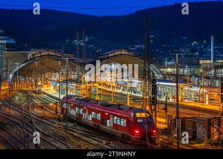 La gare principale de Hagen, halles de gare, voies ferrées, plates-formes, train express régional, NRW, Allemagne, Banque D'Images