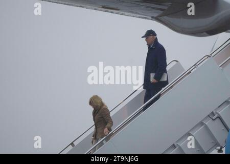 États-Unis. 26 novembre 2023. Le président des États-Unis Joe Biden et la première dame Dr. Jill Biden débarquent de Air Force One à joint base Andrews, en route vers la Maison Blanche après avoir passé les vacances de Thanksgiving à Nantucket, Massachusetts, le 26 novembre 2023. Crédit : Chris Kleponis/Pool via CNP crédit : Abaca Press/Alamy Live News Banque D'Images