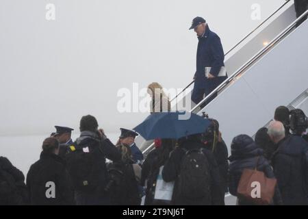 États-Unis. 26 novembre 2023. Le président des États-Unis Joe Biden et la première dame Dr. Jill Biden débarquent de Air Force One à joint base Andrews, en route vers la Maison Blanche après avoir passé les vacances de Thanksgiving à Nantucket, Massachusetts, le 26 novembre 2023. Crédit : Chris Kleponis/Pool via CNP crédit : Abaca Press/Alamy Live News Banque D'Images