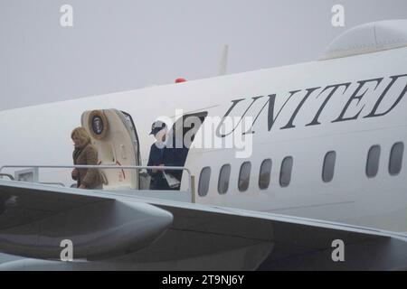 États-Unis. 26 novembre 2023. Le président des États-Unis Joe Biden et la première dame Dr. Jill Biden débarquent de Air Force One à joint base Andrews, en route vers la Maison Blanche après avoir passé les vacances de Thanksgiving à Nantucket, Massachusetts, le 26 novembre 2023. Crédit : Chris Kleponis/Pool via CNP crédit : Abaca Press/Alamy Live News Banque D'Images