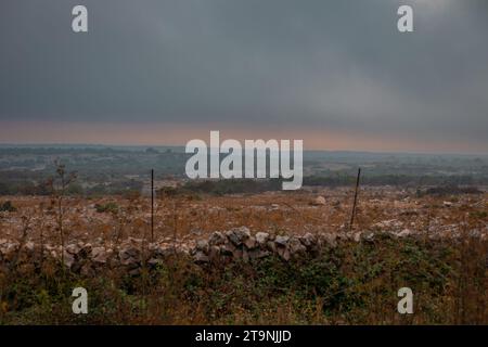 Tôt matin nuageux sur l'île de Cres, Croatie. Murs typiques et paysages avec pâturages et petites collines. Banque D'Images