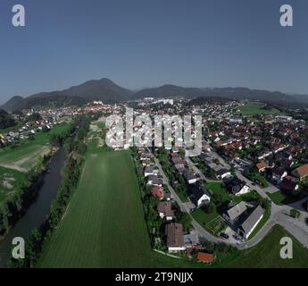 Vue aérienne par drone de skofja loka regardant vers l'ouest, avec lubnik et d'autres collines en arrière-plan. Belle ville slovène de drone. Banque D'Images