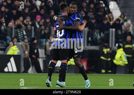 Turin, Italie. 26 novembre 2023. Lautaro Martinez du FC Internazionale célèbre avec Marcus Thuram après avoir marqué le but de 1-1 lors du match de football Serie A entre la Juventus FC et le FC Internazionale au stade de la Juventus à Turin (Italie), le 26 novembre 2023. Crédit : Insidefoto di andrea staccioli/Alamy Live News Banque D'Images