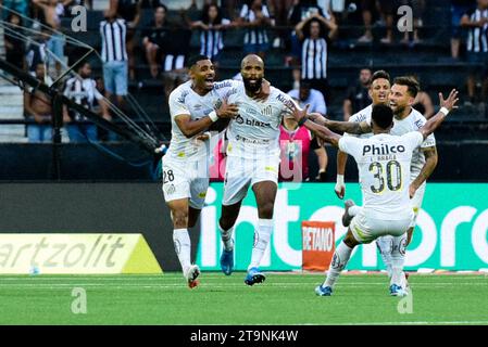 Rio de Janeiro, Brésil. 26 novembre 2023. Le défenseur de Santos Messias célèbre son but égalisateur dans le match entre Botafogo x Santos, un match organisé au stade Nilton Santos. Crédit : Carlos Santtos/FotoArena/Alamy Live News Banque D'Images