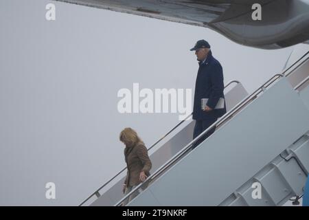 États-Unis d'Amérique. 26 novembre 2023. Le président des États-Unis Joe Biden et la première dame Dr. Jill Biden débarquent de Air Force One à joint base Andrews, en route vers la Maison Blanche après avoir passé les vacances de Thanksgiving à Nantucket, Massachusetts, le 26 novembre 2023. Crédit : Chris Kleponis/Pool/Sipa USA crédit : SIPA USA/Alamy Live News Banque D'Images