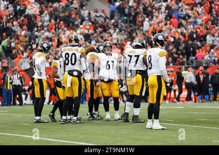 Cincinnati, Ohio, États-Unis. 26 novembre 2023. Pittsburgh Steelersn attaque lors du match de saison régulière entre les Steelers de Pittsburgh et les Bengals de Cincinnati, Ohio. JP Waldron/Cal Sport Media/Alamy Live News Banque D'Images