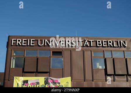 Berlin, Allemagne. 13 novembre 2023. 13.11.2023, Berlin. Un panneau à l'entrée du FU à Dahlem. Crédit : Wolfram Steinberg/dpa crédit : Wolfram Steinberg/dpa/Alamy Live News Banque D'Images