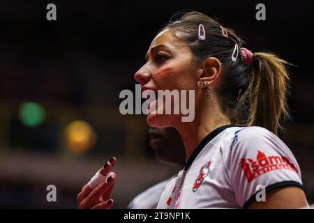 Busto Arsizio, Italie. 26 novembre 2023. Noemi Signorile #13 de Cuneo Granda volley regarde pendant volley Serie Un match féminin 2023/24 entre UYBA E-Work volley Busto Arsizio et Cuneo Granda volley à E-Work Arena, Busto Arsizio, Italie le 26 novembre 2023 crédit : Independent photo Agency/Alamy Live News Banque D'Images