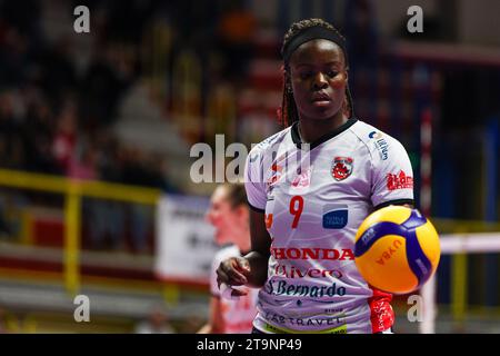 Busto Arsizio, Italie. 26 novembre 2023. Anna Adelusi #9 de Cuneo Granda volley regarde pendant volley Serie Un match féminin 2023/24 entre UYBA E-Work volley Busto Arsizio et Cuneo Granda volley à E-Work Arena, Busto Arsizio, Italie le 26 novembre 2023 crédit : Independent photo Agency/Alamy Live News Banque D'Images