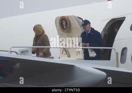 Camp Springs, Vereinigte Staaten. 26 novembre 2023. Le président des États-Unis Joe Biden et la première dame Dr. Jill Biden débarquent de Air Force One à joint base Andrews, en route vers la Maison Blanche après avoir passé les vacances de Thanksgiving à Nantucket, Massachusetts, le 26 novembre 2023. Crédit : Chris Kleponis/Pool via CNP/dpa/Alamy Live News Banque D'Images