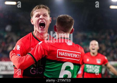 Nijmegen, pays-Bas. 26 novembre 2023. NIJMEGEN, PAYS-BAS - 26 NOVEMBRE : Mathias Ross de NEC célèbre après avoir marqué le premier but de son équipe, Mees Hoedemakers de NEC lors du match néerlandais d'Eredivisie entre NEC Nijmegen et Go Ahead Eagles au Goffertstadion le 26 novembre 2023 à Nijmegen, aux pays-Bas. (Photo Broer van den Boom/Orange Pictures) crédit : Orange pics BV/Alamy Live News Banque D'Images