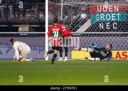 Nijmegen, pays-Bas. 26 novembre 2023. NIJMEGEN, PAYS-BAS - NOVEMBRE 26 : Sylla Sow de Go Ahead Eagles marque un but, le gardien Jasper Cillessen de NEC incapable de dévier lors du match d'Eredivisie néerlandaise entre NEC Nijmegen et Go Ahead Eagles au Goffertstadion le 26 novembre 2023 à Nijmegen, pays-Bas. (Photo Broer van den Boom/Orange Pictures) crédit : Orange pics BV/Alamy Live News Banque D'Images