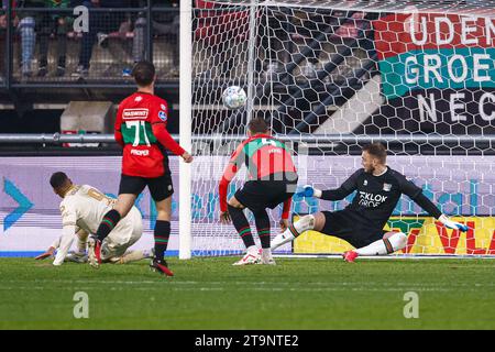 Nijmegen, pays-Bas. 26 novembre 2023. NIJMEGEN, PAYS-BAS - NOVEMBRE 26 : Sylla Sow de Go Ahead Eagles marque un but, le gardien Jasper Cillessen de NEC incapable de dévier lors du match d'Eredivisie néerlandaise entre NEC Nijmegen et Go Ahead Eagles au Goffertstadion le 26 novembre 2023 à Nijmegen, pays-Bas. (Photo Broer van den Boom/Orange Pictures) crédit : Orange pics BV/Alamy Live News Banque D'Images