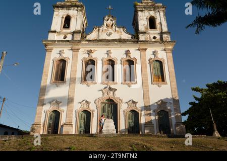 Femme touristique debout devant l'église Santiago do Iguape dans la ville de Cachoeira, Bahia. Banque D'Images