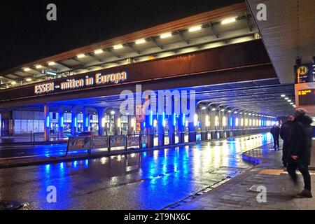 Straßenszenen zur späten Stunde Impressionen zur späten Stunde am Essener Hauptbahnhof und dessen Umfeld Essen Nordrhein-Westfalen Deutschland *** scènes de rue tard dans la nuit impressions tard dans la nuit à la gare centrale d'Essen et ses environs Essen Rhénanie du Nord-Westphalie Allemagne crédit : Imago/Alamy Live News Banque D'Images