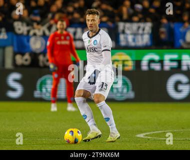 Amir Rrahmani de Sac Napoli vu en action lors du match entre Atalanta BC et SSC Napoli dans le cadre de la saison 2023/2024 de Serie A italienne, au Gewiss Stadium. Score final ; Atalanta 1 : 2 Napoli. Banque D'Images