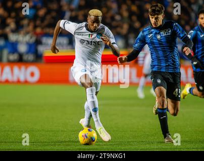 Victor Osimhen de Sac Napoli (à gauche) et Giovanni Bonfanti d'Atalanta BC (à droite) vus en action lors du match entre Atalanta BC et SSC Napoli dans le cadre de la saison italienne Serie A, saison 2023/2024, au Gewiss Stadium. Score final ; Atalanta 1 : 2 Napoli. Banque D'Images