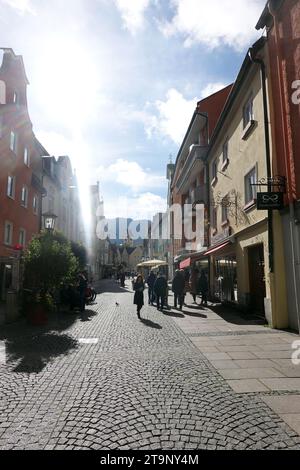 Einkaufstrasse in der historischen Altstadt Füssen - im hintergrund der Torturm am Hohen Schloss, Bayern, Deutschland Banque D'Images