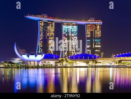 Une vue nocturne de l'hôtel Marina Bay Sands et ArtScience Museum sur Marina Bay à Singapour. Banque D'Images