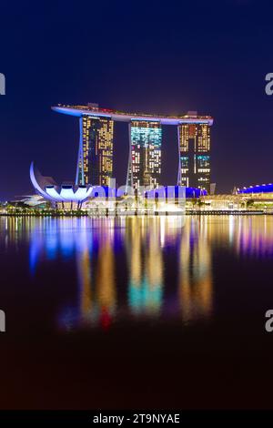 Vue de nuit sur le Marina Bay Sands Hotel et le Musée ArtScience de Marina Bay à Singapour, avec espace pour la mise en page éditoriale. Banque D'Images