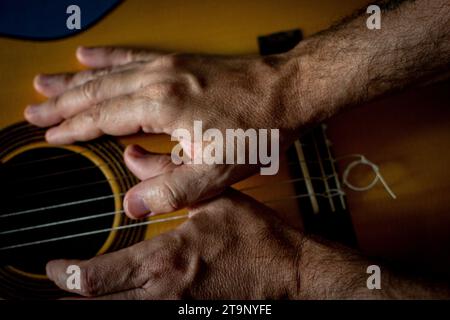 Mains d'un guitariste classique sur le dessus de la guitare. Banque D'Images