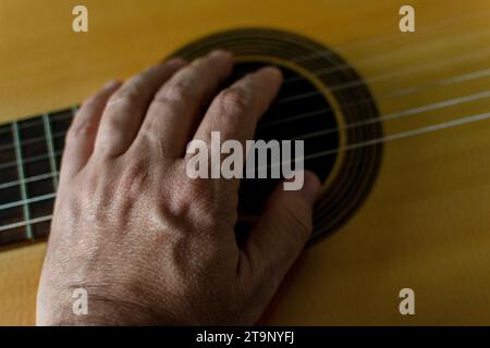 Mains d'un guitariste classique sur le dessus de la guitare. Banque D'Images