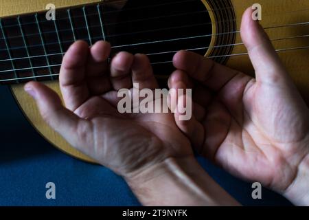 Mains d'un guitariste classique sur le dessus de la guitare. Banque D'Images