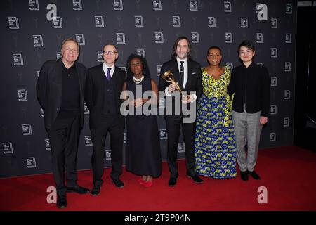 (De gauche à droite) James Shapiro, Robert Webb, ESI Edugyan, Paul Lynch, Adjoa Andoh et Mary Jean Chan, Paul Lynch détient le trophée Booker Prize et pose avec le jury après avoir été nommé gagnant du Prix Booker 2023 pour le roman Prophet Song, lors d'une cérémonie de remise des prix à Old Billingsgate, Londres. Date de la photo : dimanche 26 novembre 2023 Banque D'Images