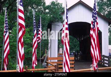Pont couvert d'Antelope avec drapeaux américains, Eagle point, Oregon Banque D'Images