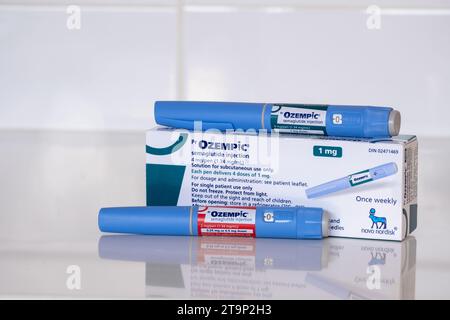 Montréal, CA - 25 novembre 2023 : stylos et boîte pour injection de semaglutide Ozempc. Ozempic est un médicament pour l'obésité Banque D'Images