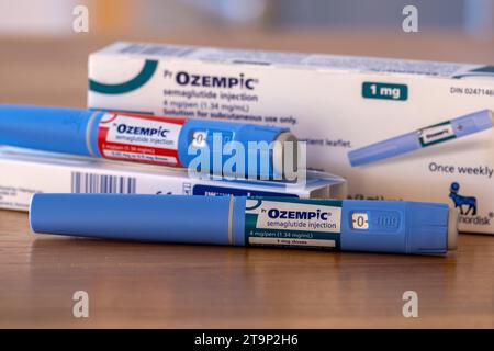 Montréal, CA - 25 novembre 2023 : stylos et boîte pour injection de semaglutide Ozempc. Ozempic est un médicament pour l'obésité Banque D'Images