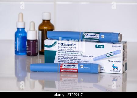 Montréal, CA - 25 novembre 2023 : stylos et boîte pour injection de semaglutide Ozempc. Ozempic est un médicament pour l'obésité Banque D'Images