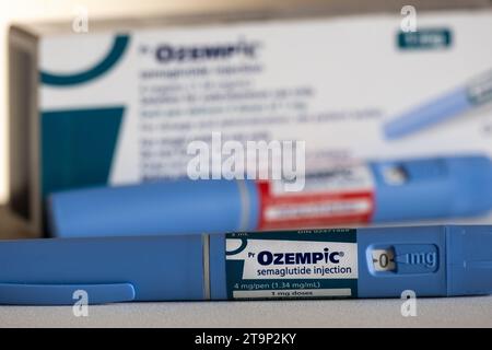 Montréal, CA - 25 novembre 2023 : stylos et boîte pour injection de semaglutide Ozempc. Ozempic est un médicament pour l'obésité Banque D'Images