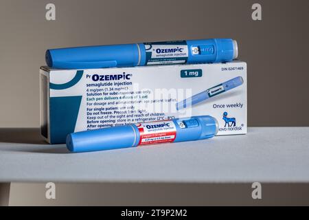 Montréal, CA - 25 novembre 2023 : stylos et boîte pour injection de semaglutide Ozempc. Ozempic est un médicament pour l'obésité Banque D'Images