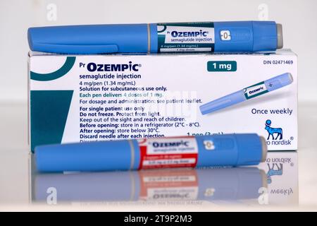 Montréal, CA - 25 novembre 2023 : stylos et boîte pour injection de semaglutide Ozempc. Ozempic est un médicament pour l'obésité Banque D'Images