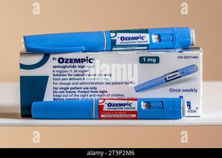 Montréal, CA - 25 novembre 2023 : stylos et boîte pour injection de semaglutide Ozempc. Ozempic est un médicament pour l'obésité Banque D'Images