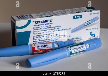 Montréal, CA - 25 novembre 2023 : stylos et boîte pour injection de semaglutide Ozempc. Ozempic est un médicament pour l'obésité Banque D'Images