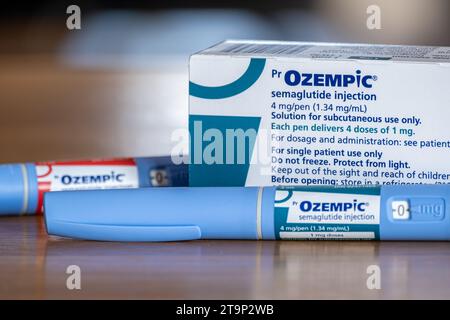 Montréal, CA - 25 novembre 2023 : stylos et boîte pour injection de semaglutide Ozempc. Ozempic est un médicament pour l'obésité Banque D'Images