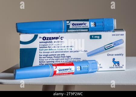 Montréal, CA - 25 novembre 2023 : stylos et boîte pour injection de semaglutide Ozempc. Ozempic est un médicament pour l'obésité Banque D'Images