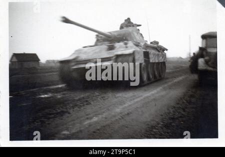 Photo B&W de la seconde Guerre mondiale Un char Panther allemand avance sur le front occidental 1944 . Une photo privée d'un ancien membre de la 1ère Division Panzer SS LSSAH Banque D'Images