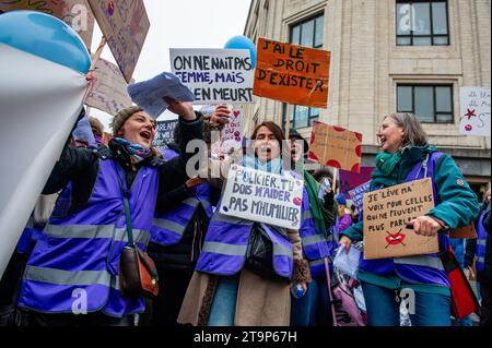 Un groupe de femmes est vu chanter et danser avant la marche. A l'occasion de la Journée internationale contre la violence à l'égard des femmes, et à l'initiative de Mirabal Belgium (un groupe de plusieurs associations de la société civile), une nouvelle manifestation nationale de lutte contre la violence à l'égard des femmes a eu lieu dans la capitale belge. Des milliers de personnes ont défilé en cette journée pour envoyer un signal fort en faveur de l'élimination de la violence à l'égard des femmes et appeler la société civile (associations et citoyens) à exprimer leur rejet de la violence "machiste". (Photo Ana Fernandez/SOPA Images/Sipa USA) Banque D'Images