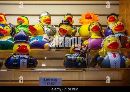 Une collection de canards jouets de blague exposés à la vente, Angleterre, Royaume-Uni Banque D'Images