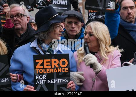 Londres, Royaume-Uni. 26 novembre 2023. (L) Maureen Lipman est interviewée par (R)Vanessa Feltz. Des dizaines de milliers de personnes se sont jointes à la Marche contre l'antisémitisme dans le centre de Londres, sur un itinéraire allant des cours royales de justice, à Parliament Square. Le rallye serait le plus grand de son genre depuis la bataille de Cable Street en 1936. Crédit : Photographie de onzième heure / Alamy Live News Banque D'Images