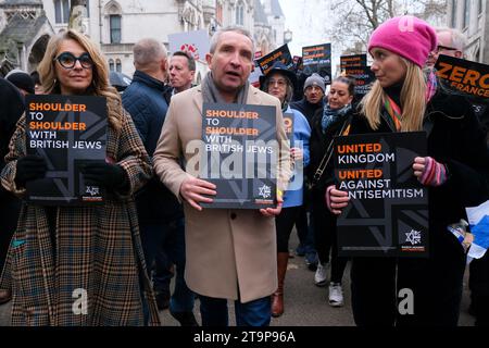 Londres, Royaume-Uni. 26 novembre 2023. (L)Tracey-Ann Oberman, (M) Eddie Marsan (R) Rachel Riley mène la marche. Des dizaines de milliers de personnes se sont jointes à la Marche contre l'antisémitisme dans le centre de Londres, sur un itinéraire allant des cours royales de justice, à Parliament Square. Le rallye serait le plus grand de son genre depuis la bataille de Cable Street en 1936. Crédit : Photographie de onzième heure / Alamy Live News Banque D'Images